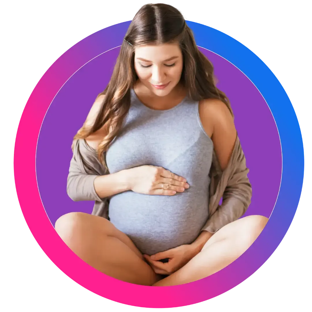 Gestante sorrindo segurando a barriga